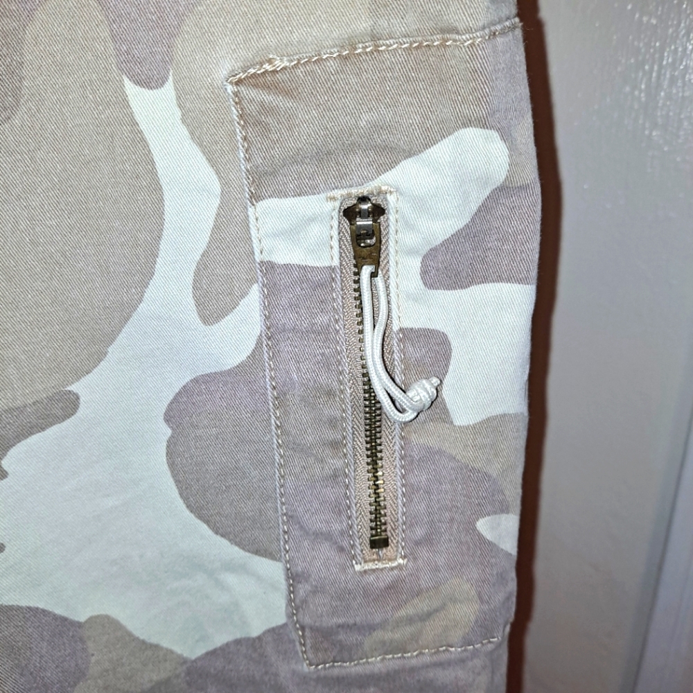 Hollister Kahki and Cream Camo Cargo Hi Rise Style Pants Size Medium - Picture 4 of 5